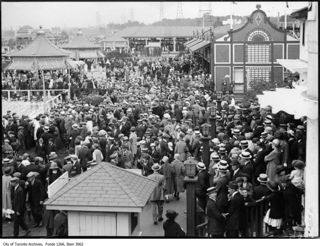 Sunnyside, crowd in amusement area, looking west. - July 1, 1924